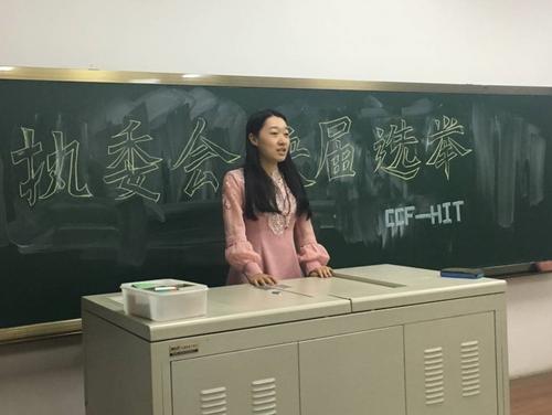 主席候选人发表竞选演讲 主席候选人发表竞选演讲